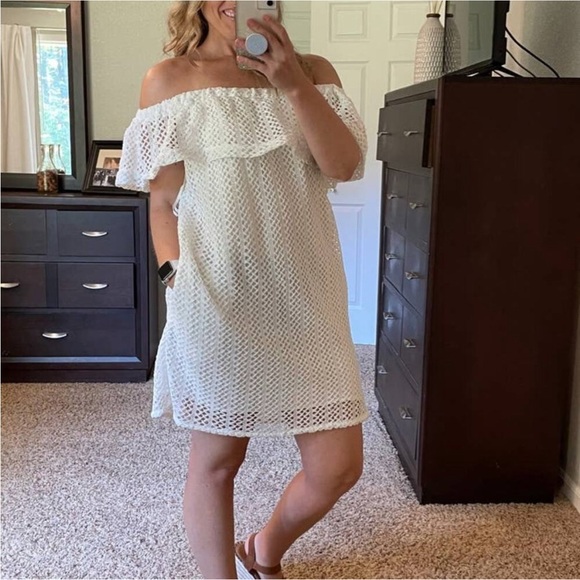 Meet your Posher, Lindsay. Follow along for live sales! - Picture 4 of 5